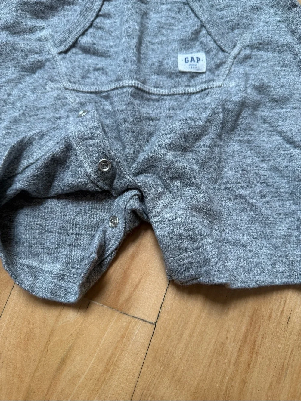 Baby GAP Grey Marled Short-Sleeve Romper - 6-12 Months